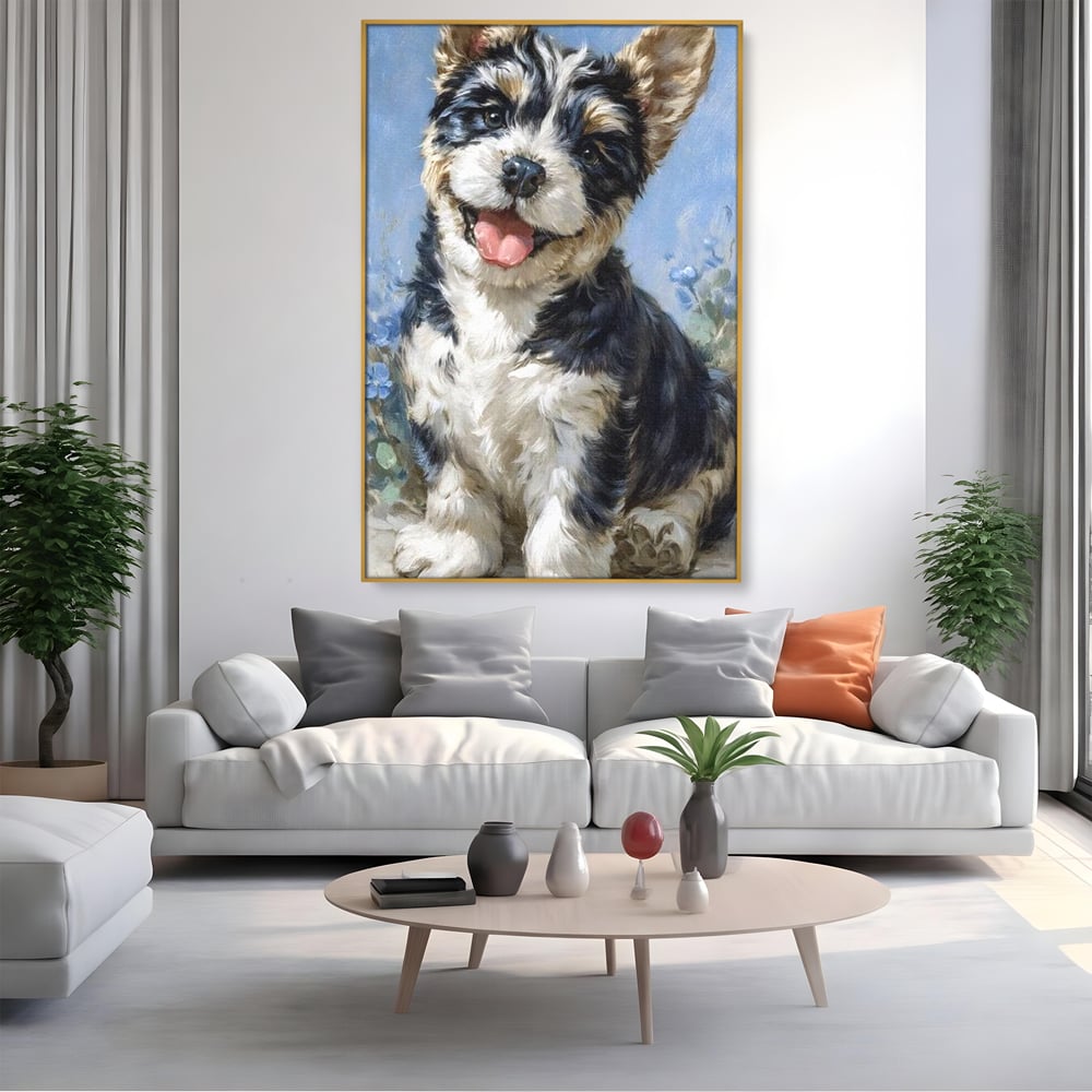 Tablou canvas cu tablou canvas cu catelus pufos, in rama de aluminiu auriu, pe perete intr-un living